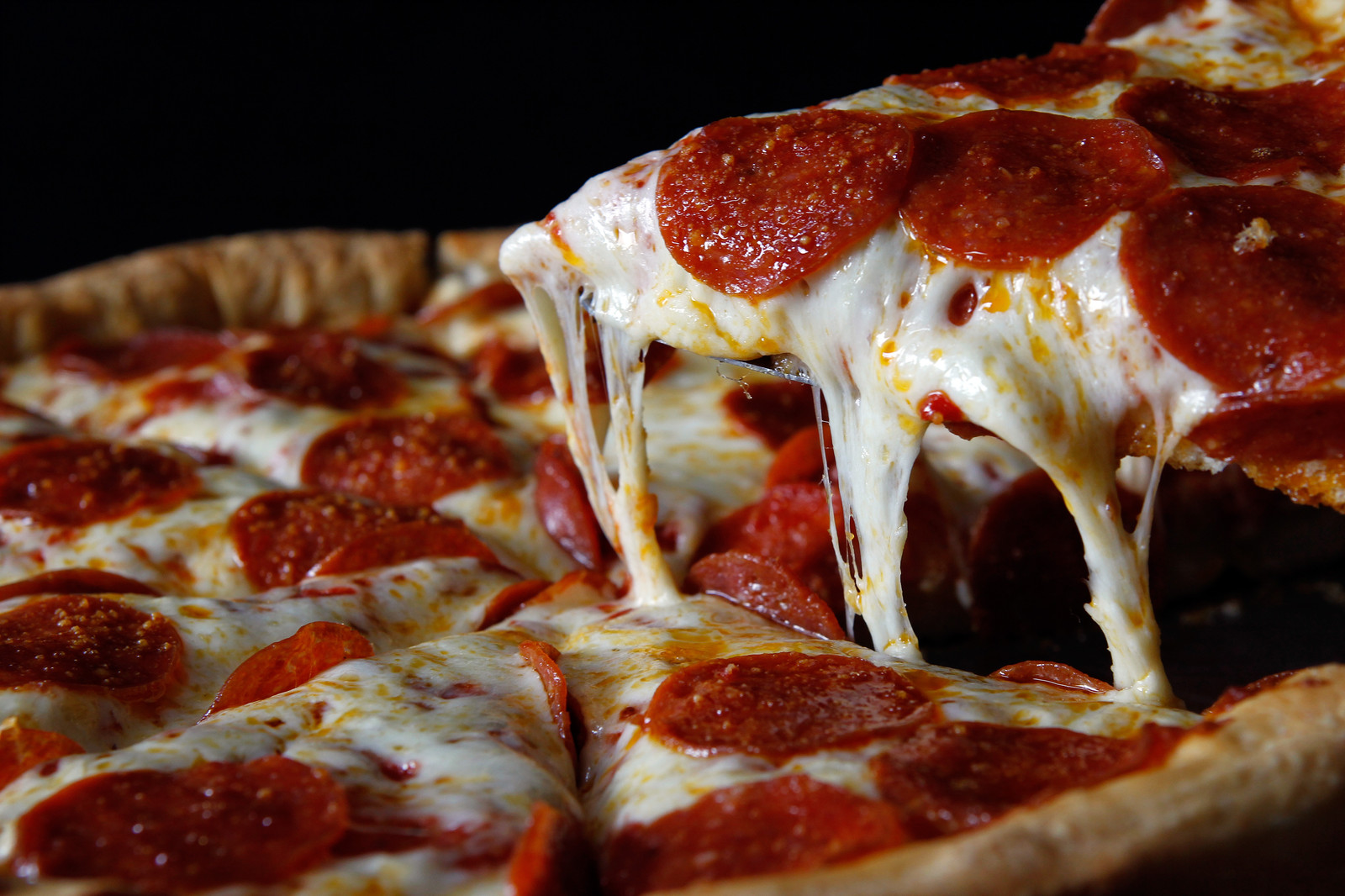 фото пиццы пепперони на столе фото 106