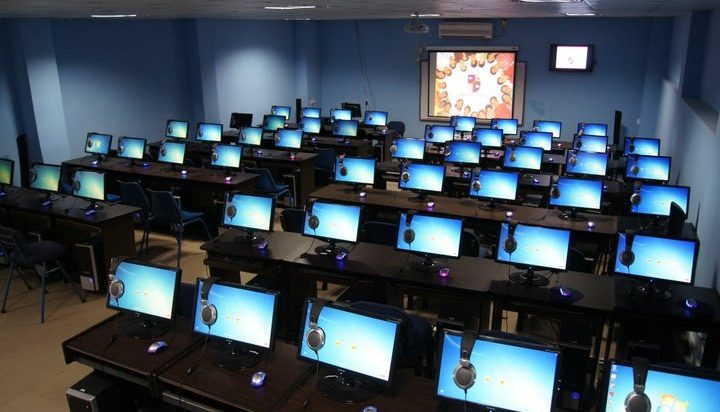 A multimedia lab at Islington College in 2011.
